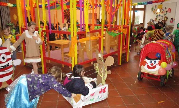 Mit bunt geschmückten Bollerwagen und fröhlichem Helau feierten die Kinder auch im Inneren der KiTa ausgelassen Karneval. privat