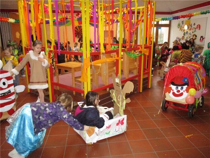 Mit bunt geschmückten Bollerwagen und fröhlichem Helau feierten die Kinder auch im Inneren der KiTa ausgelassen Karneval. privat