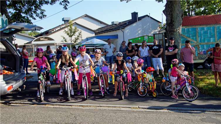 Mit bunt geschmückten Räder ging es am Freitagabend zum Aufstellen des Kirmesbaums