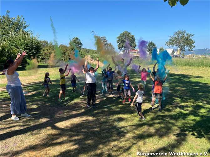 Mit buntem Farbpulver färbten die Kinder die Luft über sich und sich selbst gleich mit. Foto: privat