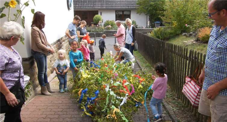 Mit bunten Bändern wurde der Kirmesbaum geschmückt. Ortsgemeinde Kemmenau