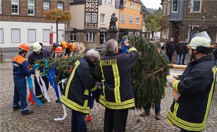 Mit bunten Bändern wurde die Baumkrone zunächst von der Jugendfeuerwehr geschmückt.TT