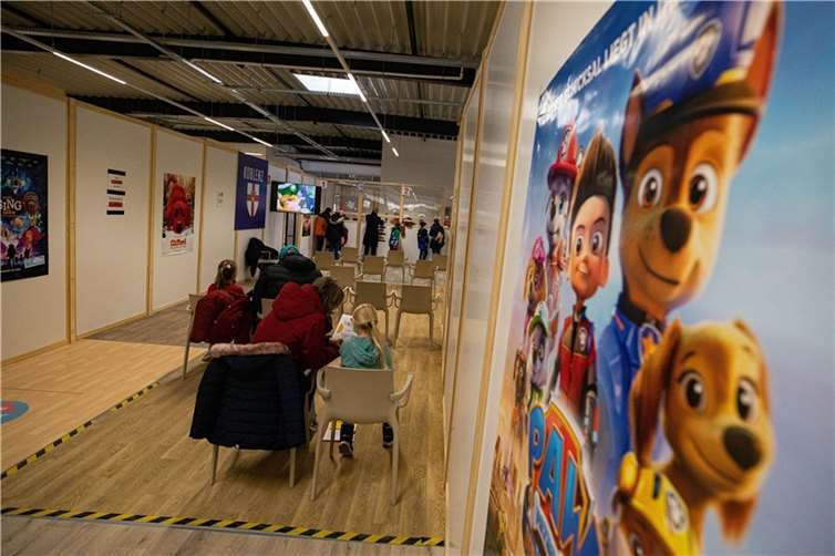 Mit bunten Filmplakaten, Zeichentrickserien und Co., wie hier im Wartebereich nach der Impfung, will das Team des Landesimpfzentrums Koblenz den Aufenthalt für die Kinder so angenehm wie möglich machen. Foto: Stadt Koblenz/Egenolf