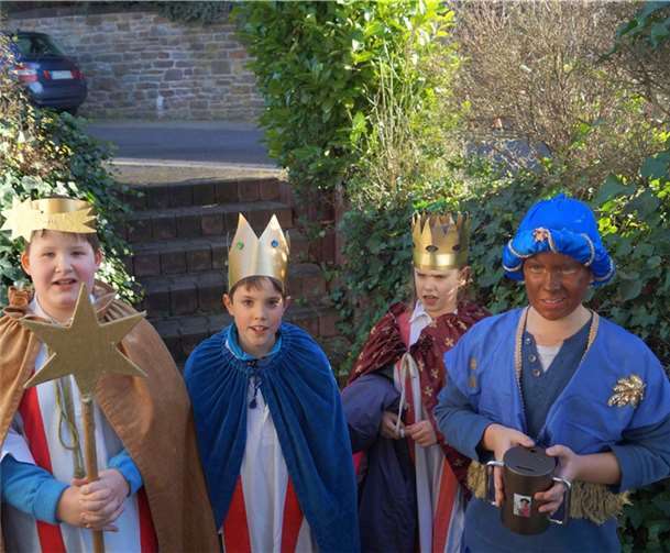 Mit bunten Gewändern gekleidet, zogen auch diese drei Könige mit der Sammelbüchse durch Treis.