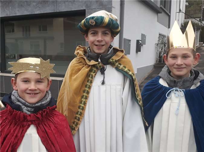Mit bunten Kleidern und dem Stern zogen dieses Mal fünf Sternsinger-Gruppen durch Treis. Dieser Trupp betreute unter anderem die Treiser Brückenstraße. Foto: TT