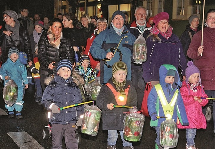 Mit bunten Laternen und Martinslieder singend ziehen die Kinder durch Meckenheims Altstadt. STEIN