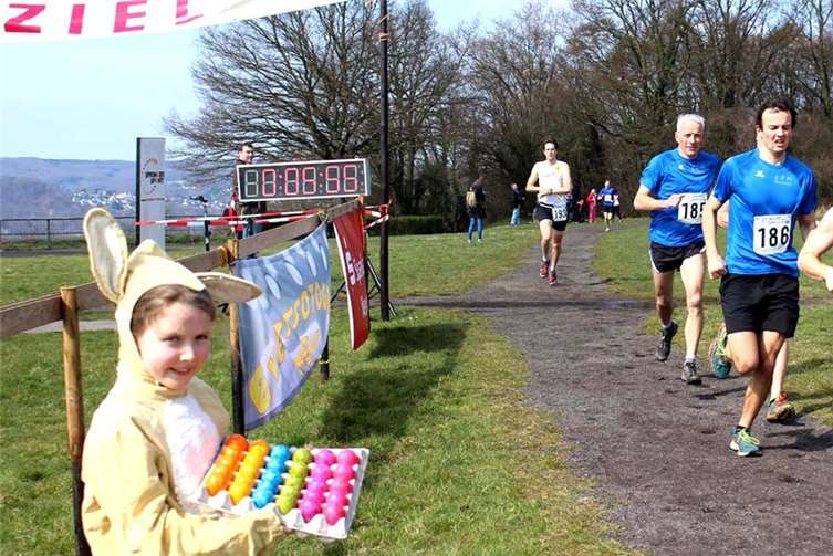 Mit bunten Ostereiern motivierte das TuS-Maskottchen die Läufer nahe beim Zieleinlauf, die letzten Runden durchzuhalten.