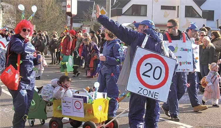Mit bunten Plakaten machte das KiTa-Team auf die Verkehrssituation aufmerksam. -PS-