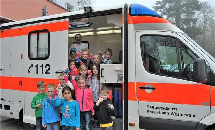 Mit bunten Verbänden erkundeten die Kinder den Krankenwagen. Rettungssanitäter Marc Dillenberger nahm sich gerne Zeit. Privat