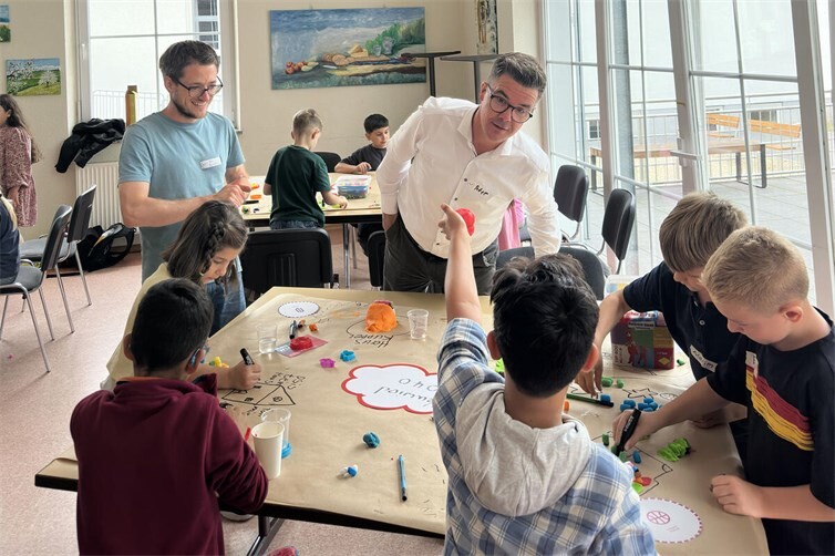 Mit bunter Knete und Filzstiften brachte das Kinderparlament der Geschwister-Scholl-Schule seine kreativen Ideen für die Zukunft Neuwieds zu Papier.