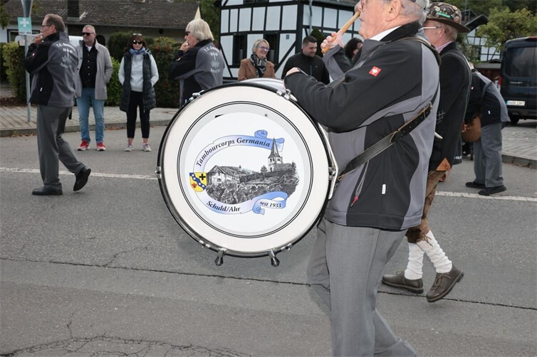Oktoberfest und Trachtenumzug in Insul mit Musik und viel Gaudi