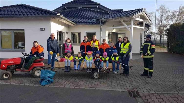 Mit dabei bei der Müllsammelaktion der Jugendgruppen in Oedingen. Niklas Follmann mit seinem „Mini Traktor“ und selbstgebastelten Anhänger.Foto: privat
