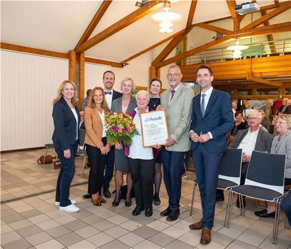 Mit dabei bei der Vorstellung des neuen Regionalbotschafter-Paars: (von links) Regina Rosenstock, Leiterin der Wirtschaftsförderung des Rhein-Sieg-Kreises, Daniela Hoffmann, Erste Beigeordnete der Stadt Rheinbach, Stefan Ast, Geschäftsführer NRW-Stiftung und Förderverein NRW-Stiftung, Ariane Stech, Stellvertretende Bürgermeisterin der Stadt Meckenheim, Regionalbotschafterin Karin van Deel, Caroline Heise, Leiterin Glasmuseum Rheinbach, Regionalbotschafter Hans-Günter van Deel und Jonathan Grunwald, Landtagsabgeordneter für den Rhein-Sieg-Kreis. Foto: NRW-Stiftung/Werner Stapelfeldt