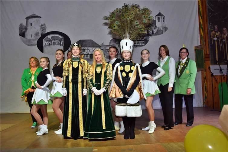 Mit dabei ist das diesjährige Fritzdorfer Jugend-Dreigestirn Prinzessin Sara I. (Sara Pischel), Jungfrau Kitana (Kitana Kläser) und Bäuerin Jana (Jana Niemz). Foto: privat