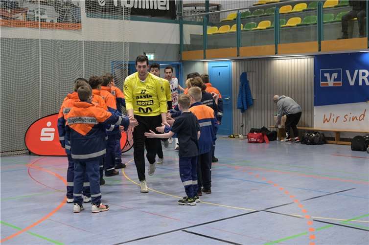 Mit dabei war auch die Jugendfeuerwehr aus Mülheim-Kärlich, deren Mitglieder beim Einlaufen der Mannschaft ein Spalier bildeten und den Jungs der HBMU mit Abklatschen die letzte Motivation zum Sieg gaben. Quellen: HBMU