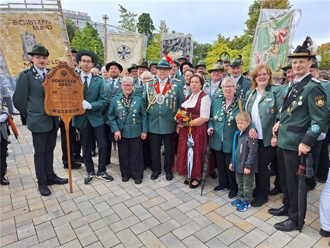 Mit dabei war eine Abordnung des Schützenbundes Bezirksverband Maifeld, um das Bezirkskönigspaar Hubert und Elisabeth Mohr zu unterstützen.  Foto: privat