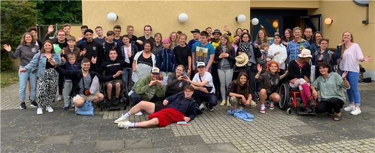 Mit dabei waren: Etwas verdeckt mit Brille Josefine Benda-Luetjohann, Heiner Wurm, Dr. Angelika Wurm (Lions Club Meckenheim-Wachtberg) (hintere Reihe v. r.), im rosa Pullover Sonja Freischen und in grauer Jacke Elke Steckenstein (Ev. Kirchengemeinde Meckenheim) (vordere Reihe v. r.). Foto: Lions Club Meckenheim