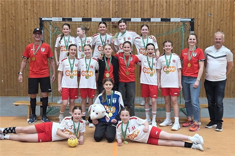 Mit dabei waren: hinten v.l.n.r: Sofie Nadler, Frieda Wilde, Frida Stammel, Maya Eichhorn, Paula Wilde. Mitte v.l.n.r.: Trainer Jörg Bastkowski, Franka Bastkowski, Franziska Saal, Lilly Bohn, Lotte Weiß, Elisa Wilde, Greta Rubel, Trainerin Verena Wilde. Vorne v.l.n.r: Zoe Rönz, Mascha Krauslach, Charlotta Kern.