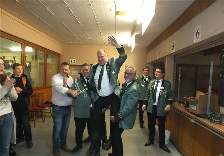 Mit dem 137 Schuss hatte die neue Majestät Siegfried Hering die Reste des Königsvogels von der Stange geholt. privat