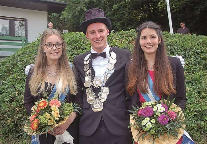 Mit dem 172. Schuss machte Matthias Gasper um 16.14 Uhr alles klar und ist neuer Junggesellen König in Königsfeld. Ihm stehen die Ehrendamen Antonia Fleischer und Leonie Kaiser zur Seite.