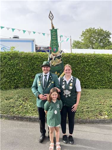 Mit dem 187. Schuss hat Tamara Heck den Vogel abgeschossen und wird die Schützen Strödt mit ihrem Prinzgemahl Philipp Heck präsentieren.  Foto: St. Georg Schützenbruderschaft Strödt