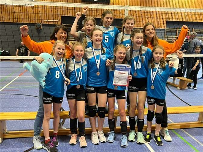 Mit dem 3. Platz bei den Rheinland-Meisterschaften bescheren die Mädels dem extra angereisten Abteilungsleiter Horst Schmidt und Co-Trainerin Viktoria Börkircher eine riesige Überraschung. Damit hatte keiner gerechnet! Quelle:TVV