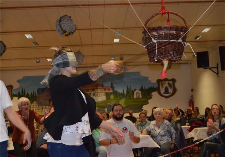 Mit dem 58. Schlag gelang es Carmen Zettler, den Kopf des Hahns vom Rumpf zu trennen.