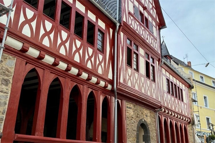 Mit dem Abbau des Gerüsts wurde die frisch sanierte Fassade des Alten Rathauses Stück für Stück wieder sichtbar.
