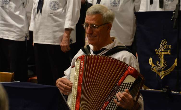 Mit dem Akkordeon wurden die Seemannslieder abgerundet.