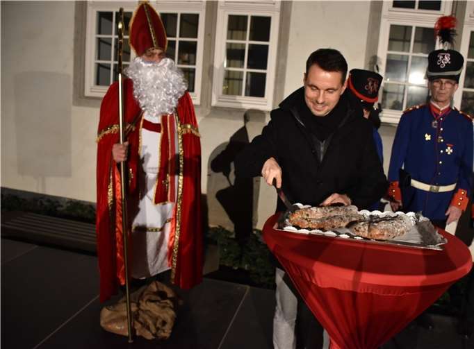 Mit dem Anschneiden des Christstollens eröffnete OB David Langner den Weihnachtsmarkt.