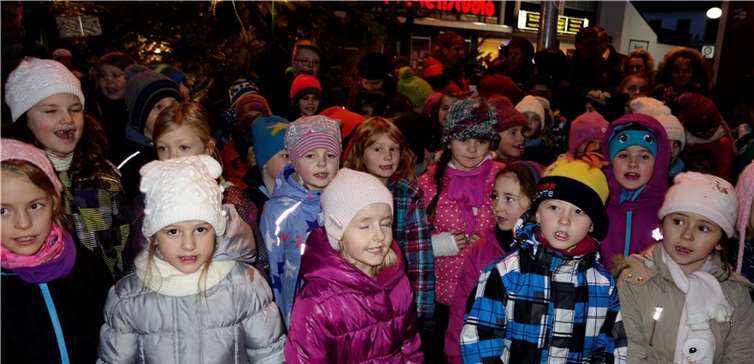 Mit dem Ansingen des Weihnachtsbaumes wurde in Heimerzheim die Vorweihnachtszeit eingeläutet.privat