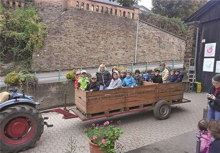 Mit dem "Apfelexpress" ging's auf die Apfelplantagen zum Pflücken. privat