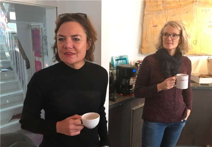 Mit dem Atelier der Unkeler Künstlerin Martine Seibert-Raken (links) stand dem SPD-Ortsverein beim jüngsten ‚Roten Frühstück‘ ein ganz besonderer Ort zur Verfügung. privat