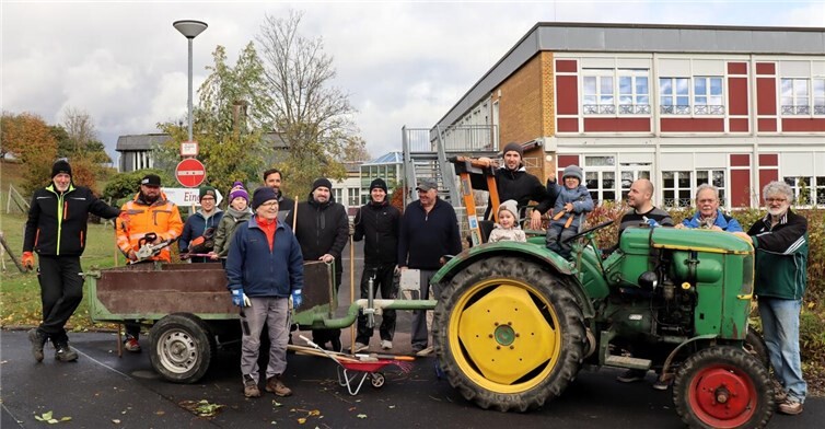 Mit dem „Atsche-Mobil“ waren wieder beim jährlichen Arbeitseinsatz „Aktion Wühlmaus“ große und kleine Helfer dabei, um dazu beizutragen, dass das Seniorenzentrum im Grünen nicht rundherum zuwächst.  Foto:Uli Schmidt