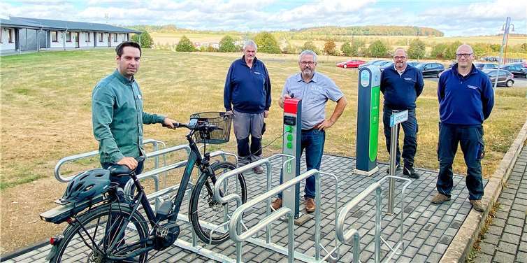 Mit dem Aufstellen der E-Bike-Ladestation an der Verbandsgemeindeverwaltung Kaisersesch wird die Lade-Infrastruktur in Kaisersesch erweitert, um eine umfassende Mobilität zu gewährleisten.Foto: Verbandsgemeinde Kaisersesch