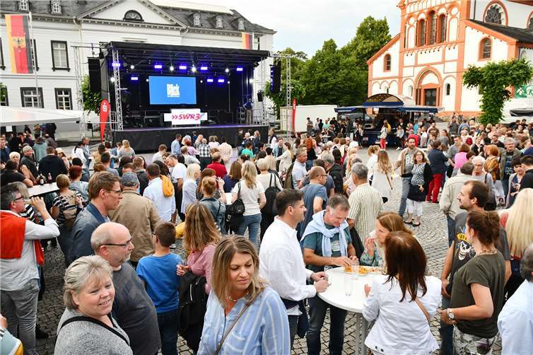 Mit dem Auftritt von DJ Royal auf der Kirchplatz-Bühne erlebte „Sprudelndes Sinzig“ zum Abschluss des Festes noch einmal einen echten Höhepunkt.