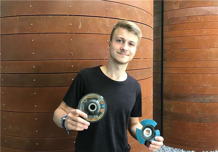 Mit dem Ausbildungsangebot im Bereich E-Commerce übernimmtRHODIUS eine Vorreiterrolle in Rheinland-Pfalz und verstärkt seine digitale Ausrichtung. Niklas Pietrusiak freut sich auf fundierte drei Lehrjahre imfamiliengeführten Unternehmen.RHODIUS