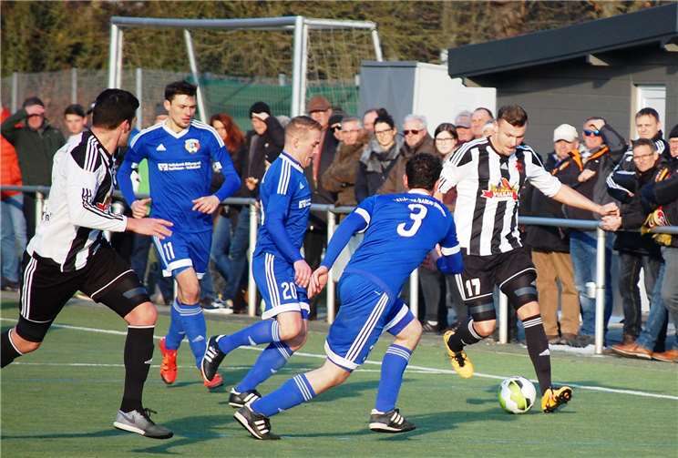 Mit dem Außenrist setzt Lars Bohm (rechts) seinen Mannschaftskollegen Malte Wedemeyer (ganz links) in Szene. Den Spielern der SG Badem (in der Mitte von links Damian Machon, Jerome Kolling und Tobias Stoffel) bleibt nur die Zuschauerrolle.