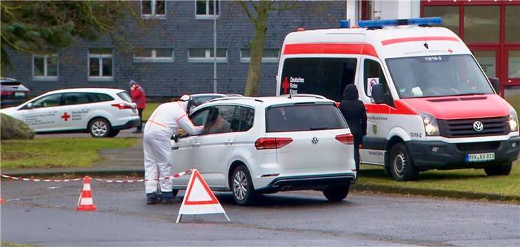 Mit dem Auto konnte man beim Schnelltestzentrum auf dem Mendiger Flugplatz vorfahren. Foto: SWR aktuell