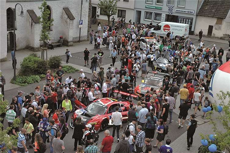 Mit dem Autocorso wurden die führenden Fahrer und Rennwagen des 24h-Rennens vorgestellt.