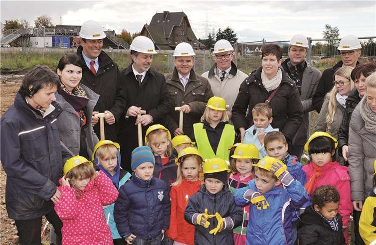 Mit dem Bahnhof im Hintergrund: Der Spatenstich der neuen Kita „Sonnengarten“. Stadt Meckenheim