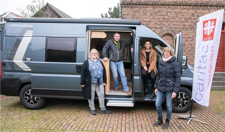 Fluthilfe-Mobil soll Betroffenen in allen Lebenslagen helfen Mit dem Beratungsmobil der Caritas machen sich (von links) Alexandra Mahlkemper, Andreas Bedding, Alis Wagner und Andrea Lenden auf den Weg zu den Flutopfern im linksrheinischen Teil des Rhein-Sieg-Kreises. Foto: Jost