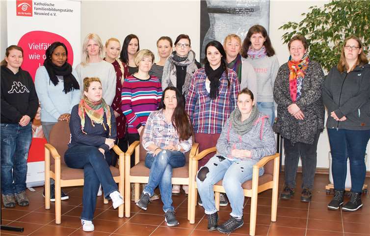 Mit dem Berufsziel der staatlich anerkannten Hauswirtschafterin starten die Teilnehmerinnen gut gelaunt in die Prüfungsvorbereitung bei der Kath. Familienbildungsstätte Neuwied. Im Bild zu sehen sind die Teilnehmerinnen des Kompaktkurses.Foto: Familienbildungsstätte Neuwied