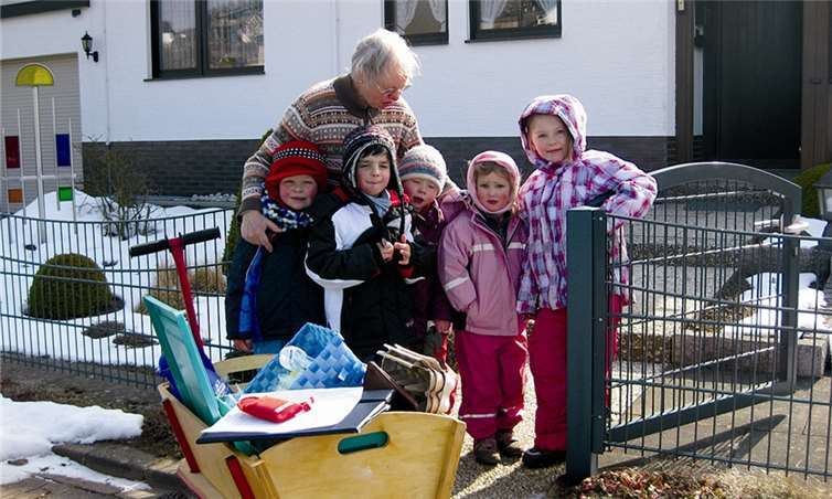 Mit dem Bollerwagen zogen die Kinder durch die Straßen von Tür zu Tür.  Privat
