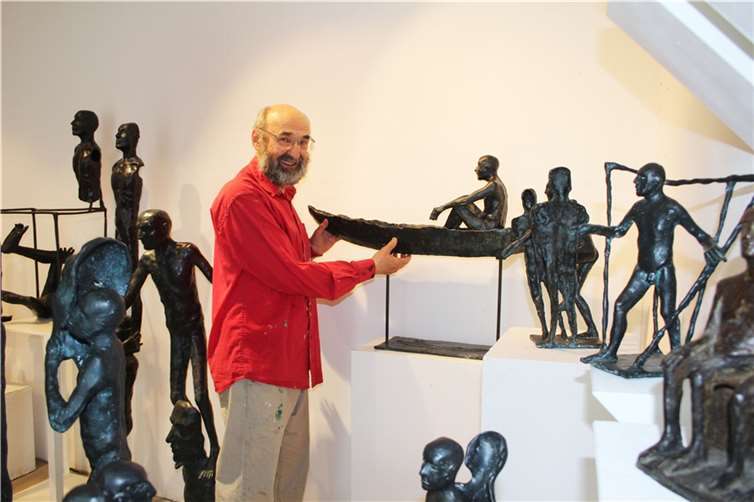 Mit dem Boot, altes Symbol für Reise und Übergang, ergründet Titus Lerner die Wege des Menschen.  Foto: HG