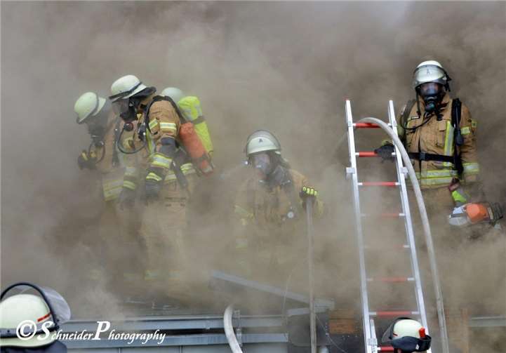 Gebäudebrand in der Grundschule Mit dem Brand ging eine massive Rauchentwicklung von der Einsatzstelle daher. Die Bewohner der umliegenden Straßenzüge wurden gebeten, vorsorglich Fenster und Türen geschlossen zu halten.