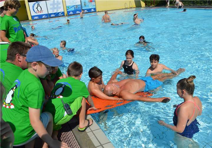 Mit dem Brett wird das vermeintliche Opfer ohne großen Kraftaufwand aus dem Wasser geborgen.