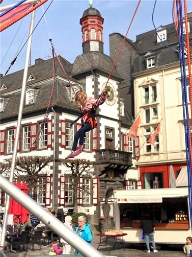 Mit dem Bungee-Trampolin in die Höhe abheben: Die kleinen Besucher liebten es nebst Karussell und Riesenrad.