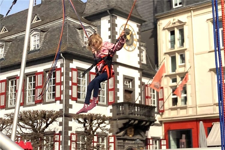 Mit dem Bungee-Trampolin in die Höhe abheben. Die kleinen Besucher liebten es nebst Karussell und Riesenrad.