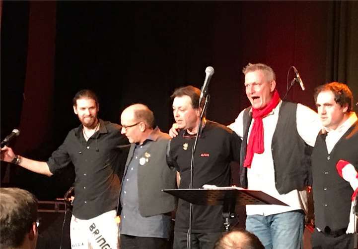 Mit dem Bus ab dem röhrig-bauzentrum und weiteren Zusteigestellen gelangt man bequem zum Konzert „Best of Bläck Fööss“ mit „Spontan“ in Köln. Privat